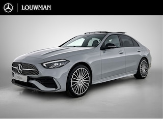 Mercedes-Benz C-klasse 300 e 140 Years Edition | Comfortpakket Plus | Nightpakket | Parkeerpakket met 360°-camera | Trekhaak | Panoramaschuifdak | Middenconsole metaalstructuur | DISTRONIC | GUARD 360° Plus | 19" multispaaks lichtmetalen AMG-velgen |
