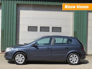 Opel Astra 1.8 ESSENTIA