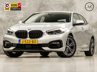 BMW 118i Sport Automaat (APPLE CARPLAY, GROOT NAVI, CLIMATE, LEDER, SPORTSTOELEN, PARKEERSENSOREN, CRUISE, LANE ASSIST, NIEUWSTAAT)