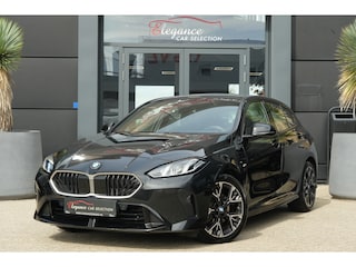BMW 120 M Sport Design | 156 PK | Adaptieve Cruise Control | Automaat | Camera | BMW 120 M Sport Design 156 PK met 1.5 driecilinder benzinemotor en 48V Mild Hybrid-technologie, gekoppeld aan een 7-traps Steptronic automaat met dubbele koppeling. Sportief uitgevoerd met M