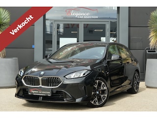 BMW 120 M Sport Design | 156 PK | Adaptieve Cruise Control | Automaat | Camera | BMW 120 M Sport Design 156 PK met 1.5 driecilinder benzinemotor en 48V Mild Hybrid-technologie, gekoppeld aan een 7-traps Steptronic automaat met dubbele koppeling. Sportief uitgevoerd met M