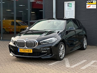 BMW 118i Business Edition /SFEERVERLICHTING/CAMERA/NAVI/NL-AUTO NAP!!