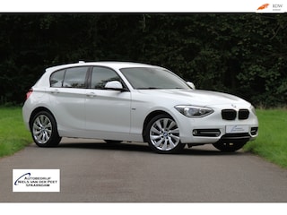 BMW 118i Business+ Sport / Airco / Stoelverwarming / Sportvelgen / Parkeersensoren voor en achter / enz.