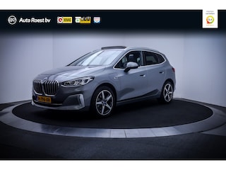 BMW 2-serie Tourer 225e xDr. LUXURY LINE PANO | LEDER | CAMERA | STUUR+STOELVERW | ELEK TREKHAAK | CARPLAY | NAVI | DAB | LMV 18''