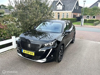 Peugeot 2008 EV Allure Pack 50 kWh CARPLAY ACHTERUITRIJ CAMERA PRIVACY GLAS ACCU GARANTIE MOOIE AUTO!!
