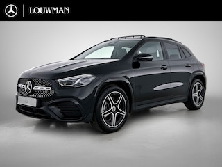 Mercedes-Benz GLA 180 Business Solution AMG | Premium Plus pakket | Nightpakket | Trekhaak | Panoramaschuifdak | GUARD 360 ° Plus | DISTRONIC | 360° camera | 19” vijf-dubbelspaaks AMG velgen |