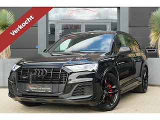 Audi Q7 60 TFSI e Quattro Pro Line S Competition | 489 PK | PHEV | Audi Exclusive | Pano | 360° Camera | Trekhaak Audi Q7 60 TFSI e quattro Pro Line S Competition 489 PK Plug-in Hybrid met 3.0 V6 benzinemotor en 8-traps automatische transmissie, voorzien van een zeer luxe Audi Exclusive interieur, panora