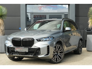 BMW X5 xDrive50e M Sport | 495 PK | PHEV | Pano | HUD | 360° | Softclose BMW X5 xDrive50e M Sport 495 PK Plug-in Hybrid met 3.0 zescilinder benzinemotor en 8-traps automatische transmissie, voorzien van een elektrisch panoramadak, luxe lederen bekleding, Head-Up D