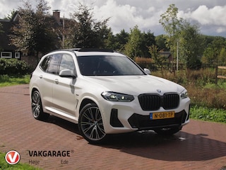 BMW X3 xDrive30e Business Edition Plus | M-Pakket | Panoramadak | Trekhaak | Head-Up Display | 360 Camera | Sfeerverlichting | LED-Laser |