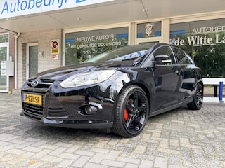 Ford Focus 1.0 EcoBoost Black Edition Plus BIJZONDER MOOI Navi full map/Cruise controle/18 inch L/M/Parkeersens. V+A/Sportstoelen in hoogte verst.baar/Start stop syst./Autom. Airco/Multi funct. stuur/mistlampen voor