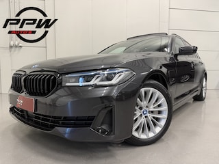 BMW 5-serie Touring 530e xDrive High exe PANO/TREKHAAK/H&K/LASER/360CAMERA/HEAD-UP/ACC/LEER-SPORT/SFEER/DRIVING ASS. PRO/M-SPORTSTUUR/KEYLESS/DONKERE-HEMEL/VOLLEDIG BMW DEALER HISTORIE/ABSOLUTE NIEUWSTAAT