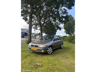 Opel Astra sedan 1.6i-16V CDX trekhaak 2 jr apk