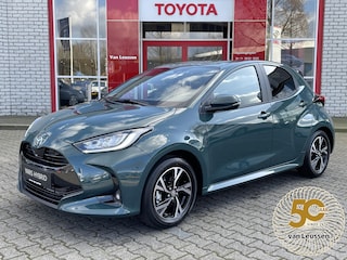 Toyota Yaris HYBRID 115 DYNAMIC VOORRAADVOORDEEL VAN €33.680 VOOR €29.680! STOEL/STUURVERW 17'' LM-VELGEN PARK-SENSOREN BLIND SPOT NAVI AD-CRUISE CAMERA KEYLESS APPLE/ANDROID LED