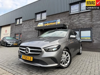 Mercedes-Benz B-klasse 180 Business Solution AMG | 1E EIGENAAR | 3/6/12MND GARANTIE | LEDER | LED | AUTOMAAT | DAB | CARPLAY | CRUISE | CLIMA | STOELVERWM. |