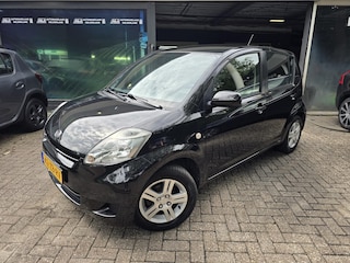 Daihatsu Sirion 2 1.0-12V Premium | 1E EIGENAAR |3/6 OF 12MND GARANTIE | AIRCO | ELEC RAMEN | LMV |