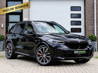 BMW X5 xDrive50e High Executive M Sport | Sky Lounge | Achteras Besturing | BMW Nieren Iconic Glow | Head-UP | Panodak Sky Lounge | Luchtvering | Soft Close | Harman-Kardon | 360 Camera | Trekhaak | Park Assist Prof | Individual Leder Merino | Zwarte Hemel |