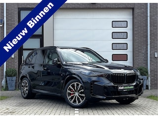 BMW X5 xDrive50e High Executive M Sport | Sky Lounge | Achteras Besturing | BMW Nieren Iconic Glow | Head-UP | Panodak Sky Lounge | Luchtvering | Soft Close | Harman-Kardon | 360 Camera | Trekhaak | Park Assist Prof | Individual Leder Merino | Zwarte Hemel |