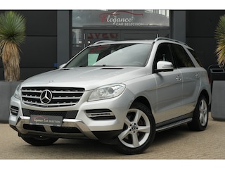 Mercedes-Benz M-klasse 350 | 306PK | Schuifdak | Leder | Camera | Keyless Een indrukwekkend exemplaar van de Mercedes-Benz M-Klasse 350 met de krachtige 3.5 V6 benzinemotor met 306 pk, gekoppeld aan een comfortabele automatische transmissie. Een echte SUV voor wie