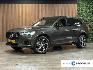 Volvo XC60 T8 AWD Recharge R-Design | Trekhaak | Parkeercamera | Schuifdak | Cruise Control | Stoelverwarming | Stuurwielverwarming | Schuifdak | Full LED Meesturende koplampen | Pilot Assist | BLIS Dode Hoek Detectie | Gelamineerde zijruiten | Elektrische bestuurdersstoel met geheugen | R-Design Contour stoelen met wit stiksel en bies | Zitting verlenging voorstoelen | 19 Inch | Keyless Drive | Elektrisch bedienbare achterklep | DAB Radio | Apple Carplay/Android Auto | Volvo On Call met mobiele App functie | Pine Grey Metallic |
