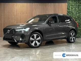 Volvo XC60 T6 AWD Recharge Plus Dark | Harman Kardon | Schuifdak | 360° Camera | Adaptieve Cruise Control | Stoelverwarming voor+achter | Stuurwielverwarming | Full LED Meesturende koplampen | Pilot Assist | BLIS Dode Hoek Detectie | Elektrische voorstoelen geheugen | R-Design Contour stoelen met wit stiksel en bies | Zitting verlenging voorstoelen | Lederen dashboard | 19 Inch | Google Infotainment | Keyless Drive | Elektrisch bedienbare achterklep | DAB Radio | Apple Carplay/Android Auto | Draadloos telefoon opladen | Volvo On Call met mobiele App functie | Platinum Grey Metallic |