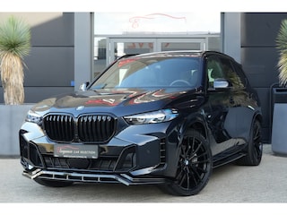 BMW X5 xDrive50e M Sport | 495PK | PANO | BMW X5 xDrive50e M Sport 495 PK Plug-in Hybrid met 3.0 zescilinder benzinemotor en 8-traps automatische transmissie, voorzien van een elektrisch panoramadak, luxe lederen bekleding, Head-Up D