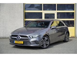 Mercedes-Benz A-klasse 180 Automaat! 5drs Business Solution Luxury BJ2021 Lmv 17" | Led V+A | Pdc | Elek. trekhaak | Achteruitrijcamera | App-Connect | Navi | Virtual cockpit | Sfeerverlichting | Cruise control | Lederen bekleding | Sportstoelen | Verwarmde voorstoelen