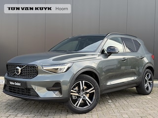 Volvo XC40 2.0 B4 Plus Dark Elektr. stoelverstelling / Harman Kardon Audio / Trekhaak/ Keyless Drive / Verw. voorruit / Stoel- en stuurverw. / Adapt. Cruise / BLIS