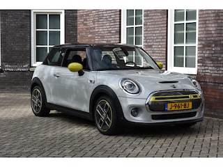Mini Cooper Charged 33 kWh - HARMAN KARDON - Stoelverwarming SOH 99% Wij zijn op afspraak geopend! Graag bellen voor uw komst.