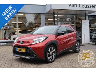 Toyota Aygo ENVY 5-DRS AUTOMAAT TREKHAAK CLIMA AD-CRUISE NAVI JBL-AUDIO APPLE/ANDROID CAMERA