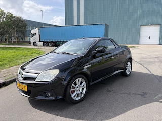 Opel Tigra TwinTop 1.4-16V Enjoy Automaat 90 PK. Leuke inruilauto voor de liefhebber !!! Net nieuwe distributieriem en waterpomp gehad !!