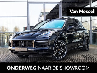 Porsche Cayenne 3.0 E-Hybrid Platinum Edition | SPORTDESIGN | SPORTCHRONO | MOONLIGHTBLUE | ELEKTR. TREKHAAK | SOFTCLOSE | ADAPTIVE CRUISE CONTROL | HEAD-UP | BOSE | 22 INCH | PASM LUCHTVERING | PANORAMA/SCHUIF-KANTELDAK | 18-WEG STOELEN |