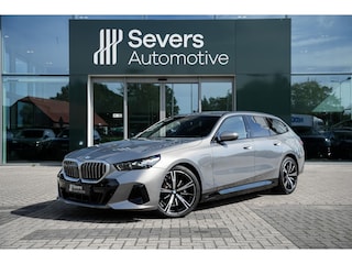 BMW 5-serie Touring 530e M Sport | Driving Assistant Professional |  Innovation Pack | Travel Pack | Harman Kardon | Stuurwielverwarming | BMW Iconic Glow exterieurpakket |