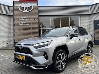 Toyota RAV4 2.5 Plug-in Hybrid AWD BI-TONE PLUS JBL-AUDIO NAVI HEAD-UP BLIND SPOT STOEL/STUURVERW EL-KLEP APPLE/ANDROID 1500KG TREKGEW KLASSE 3 ALARM