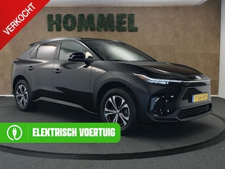 Toyota bZ4X Dynamic 71 kWh - SOH 100% !!!- ORIGINEEL NEDERLANDSE AUTO - VASTE TREKHAAK - TREKGEWICHT 750 KG - PARKEERSENSOREN VOOR/ ACHTER - 3 FASE - DRAADLOZE TELEFOONLADER - ELEKTRISCHE ACHTERKLEP - STUUR EN STOELVERWARMING - ELEKTRISCH VERSTELBARE BESTUURDERSSTOEL