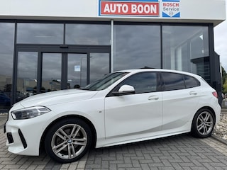 BMW 118i 136PK M SPORT APPCARPLAY/NAVI/P-CAM/SFEER/ DIGICOCKPIT/LED/2XPDC/KUIPZETELS/M-AERODYNAMICA/S&S/CLIMA/MEDIA/BTA - 2 EIG./NL AUTO/KM = NAP