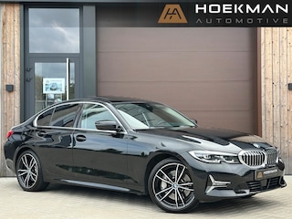 BMW 330i High Executive Automaat | Panoramadak, ACC, Leer, Trekhaak, Apple CarPlay, Stoelverw.- stuurverw., PDC, LED, 19"
