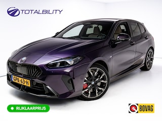 BMW 120i M-Sport Pro pakket 170 PK | Harman Kardon | 19" LMV | Adap. onderstel | Parkeer pakket | Shadowline Led koplampen | M-Technic achterspoiler, M Sportremmen, Extra getint glas, Thundernight metallic lak, Veganza Oyster interieur