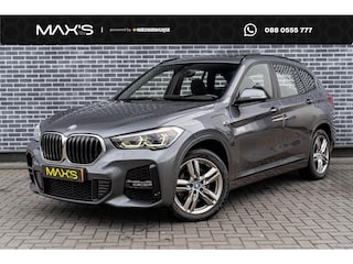 BMW X1 xDrive25e High Executive | M-Sport | Plug-in Hybrid (PHEV) | Panoramadak | LED Koplampen Adaptief | Cruise Control Adaptief | Achteruitrijcamera | Parkeerassistent | Head-up Display | Sportstoelen | Keyless Entry | Elektrische Achterklep | Navigatie