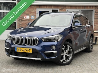 BMW X1 xDrive20i High Executive|Pano|Sportleer|Afneembare Trekhk|Harman Kardon|HUD|Camera.