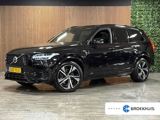 Volvo XC90 T8 AWD Recharge R-Design | Harman Kardon | Luchtvering | Trekhaak | 360 Camera | Gelamineerde zijruiten | Head-Up Display | Adaptieve Cruise Control | Pilot Assist | Stoelverwarming voorstoelen | Stuurwielverwarming | Schuifdak | 20 Inch | Full LED Meesturende koplampen | Pilot Assist | BLIS Dode Hoek Detectie | Elektrische voorstoelen geheugen | R-Design contourstoelen met alcantara | Zitting verlenging voorstoelen | Lederen Dashboard | Keyless Drive | Parkeersensoren voor+achter | Privacy Glass | Elektrisch bedienbare achterklep | Geïntegreerde zongordijnen achterportieren | Geïntegreerd kinderzitje achterin | 7-Persoons | 4-Zone Climate Control | DAB Radio | Apple Carplay/Android Auto | Volvo On Call met mobiele App functie | Onyx Black Metallic |
