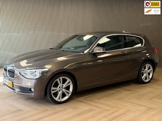 BMW 116i Upgrade Edition AIRCO CRUISE NAVIGATIE PDC LEDER STOELVERWARMING KEYLESS-GO