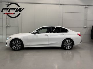 BMW 320e Edition CAMERA/LEER-SPORT/MEMORY/LIVE COCKPIT PRO/LED/CARPLAY/SFEER/18"/PRIVACY/SHADOW-LINE/MINERALWEISS PARELMOER/NET OH BEURT GEHAD