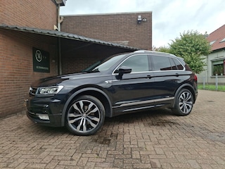 Volkswagen Tiguan 2.0 TSI 4Motion Highline R-Line 220PK DSG Trekhaak / Carplay / Navigatie / Achteruitrijcamera / DAB Radio / Led