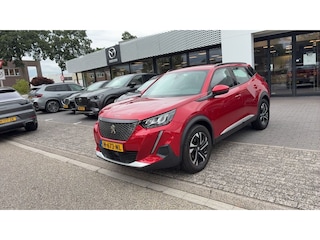 Peugeot 2008 1.2 PureTech Allure | Carplay | Trekhaak | Navigatie | Parkeersensoren | Camera | | Achterbank in delen neerklapbaar | Achteruitrijcamera | Airco (automatisch)