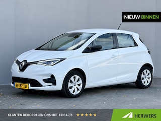 Renault Zoe R110 Life 52 kWh / SOH 90,98% / Dealer onderhouden / CCS snel laden / All season banden / warmtepomp / Cruise control / Keyless Entry/Start / Apple Carplay Android Auto / Climate control / Parkeersensoren achter /