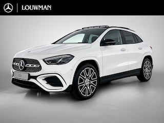 Mercedes-Benz GLA 250 e 140 Year Edition | Plus pakket | Nightpakket | Trekhaak | Panoramaschuifdak | 360° camera | 20” tien-dubbelspaaks AMG velgen | 	Warmtewerend, donkergetint glas |