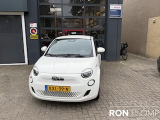 Fiat 500 RED 42 kWh / Airco clima/ Apple carplay/ Cruise/ PDC/ Camera/ LMV/ Stoel verw