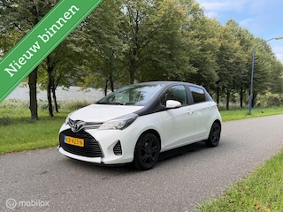Toyota Yaris 1.0 VVT-i Aspiration Bi-Tone*SCHERM*AIRCO*NAP