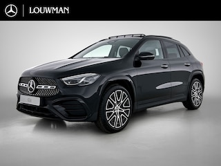 Mercedes-Benz GLA 250 e 140 Year Edition | Premium Plus pakket | Nightpakket | Parkeerpakket | Trekhaak | Panoramaschuifdak | 360° camera | 20” tien-dubbelspaaks AMG velgen | Warmtewerend, donkergetint glas |
