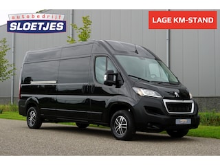 Peugeot Boxer 335 2.2 BlueHDi 140 L3H2 Asphalt in nieuwstaat |6.329 km |BPM vrij |2 stoelen en 2 airbags |Trekhaak |Camera |Cruise |Navi |Airco |Parkeersensoren |EURO6 |1e eigenaar |3500 KG